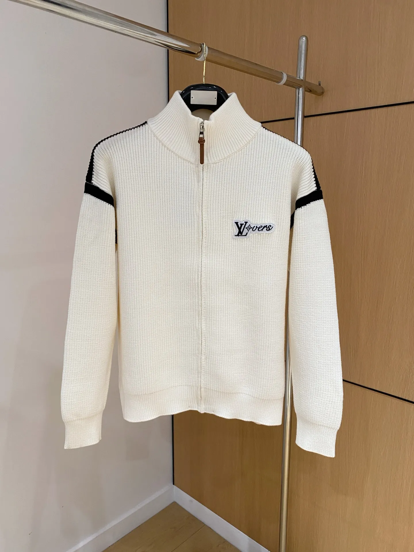 🅿️540 【LV Louis Vuitton】Autumn and winter classic cardigan sweater, in full condition! ! ! Wool blended fabric, the latest model in 2025, golden ratio! ! Slim-fitting soft gold, versatile and practical item, the combination and practicality are extremely powerful, simple and elegant, and classy! To create your own style, it is highly recommended to buy it in two colors. The standard slim fit tailoring process is suitable for both young and old men. It is knitted from wool and will not cause any discomfort! While keeping warm, it is stylish, textured and wearable, and the classic logo with contrasting colors on the chest feels in place! ! Recommended for regular customers! ! Size M-3XL (maximum wear: 190 pounds)